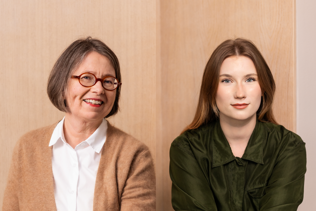 Kuva hanketyöntekijöistä hankejohtaja Leena Tokila ja koordinaattori Monika Keisala ESR+ Museoiden yritysyhteistyö: uudet mahdollisuudet